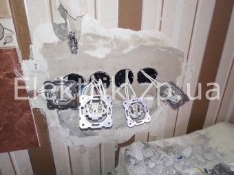 Замена и перенос старого выключателя, розетки и подрозетника на новые с увеличением количества розеток.
