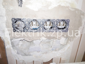 Замена и перенос старого выключателя, розетки и подрозетника на новые с увеличением количества розеток.