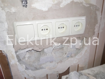 Замена и перенос старого выключателя, розетки и подрозетника на новые с увеличением количества розеток.