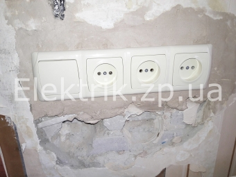 Замена и перенос старого выключателя, розетки и подрозетника на новые с увеличением количества розеток.
