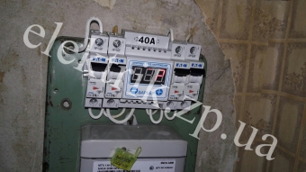 Установка автоматов и реле напряжения.